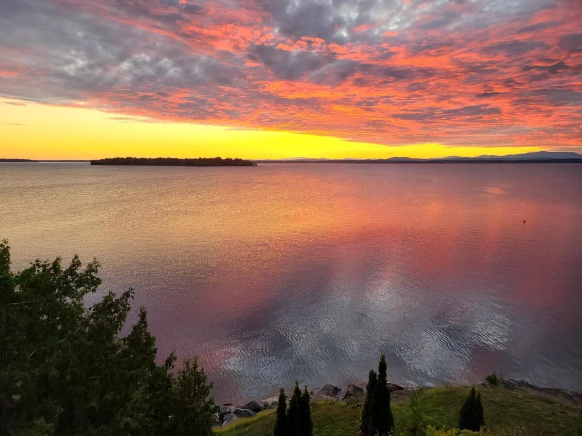Loza House Adirondack Skydeck Unit Lake Front Plattsburgh Bagian luar foto